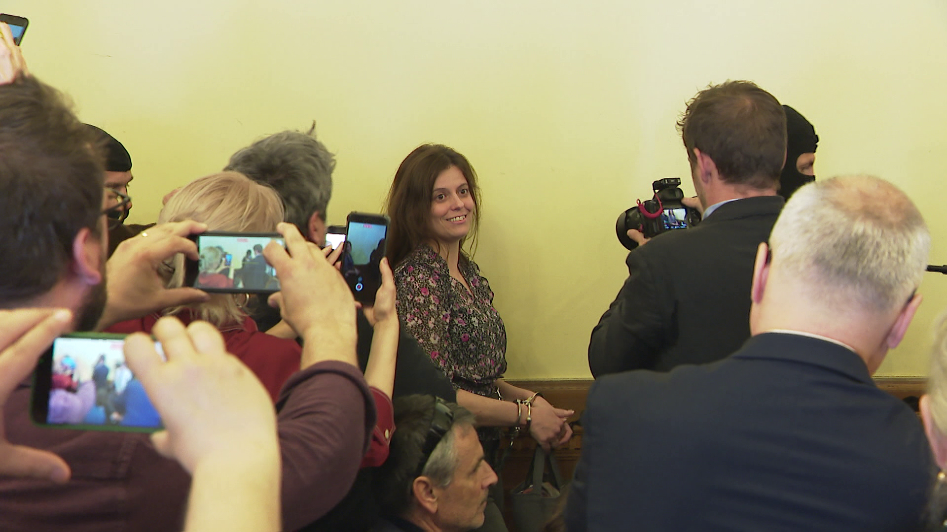 Megint széles mosollyal a száján lépett be a tárgyalóterembe Ilaria Salis + videó