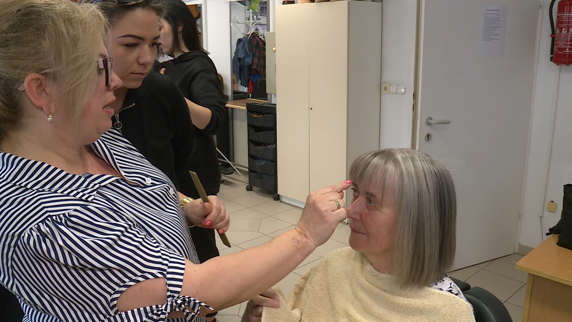 Látássérültek haját vágják le ingyen fodrásztanulók Sopronban + videó