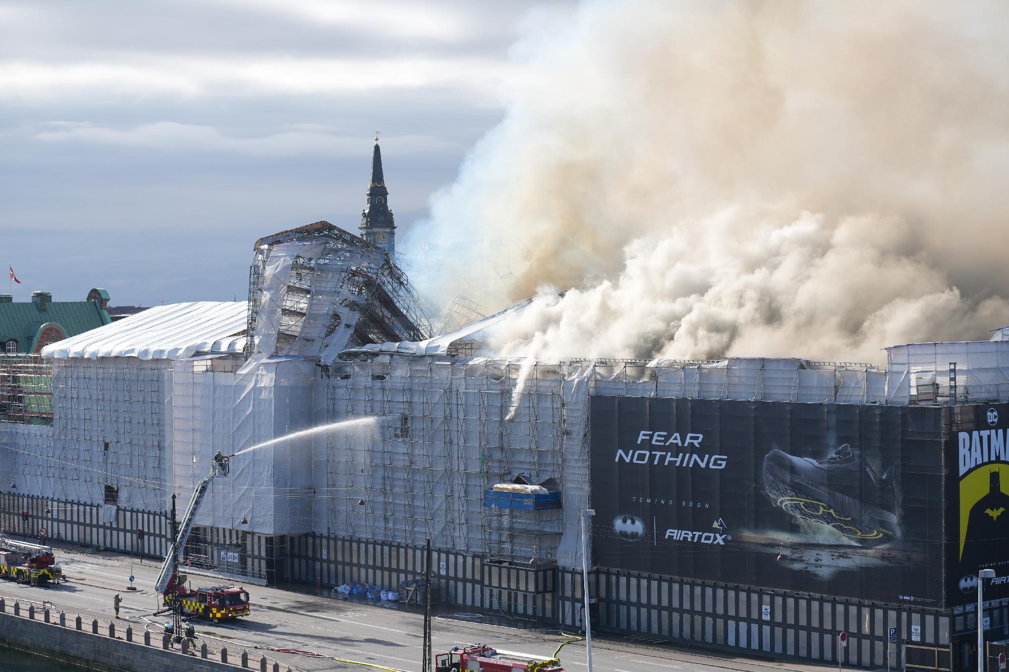 Brutális tűzvész pusztítja Koppenhága legrégebbi épületét + videó