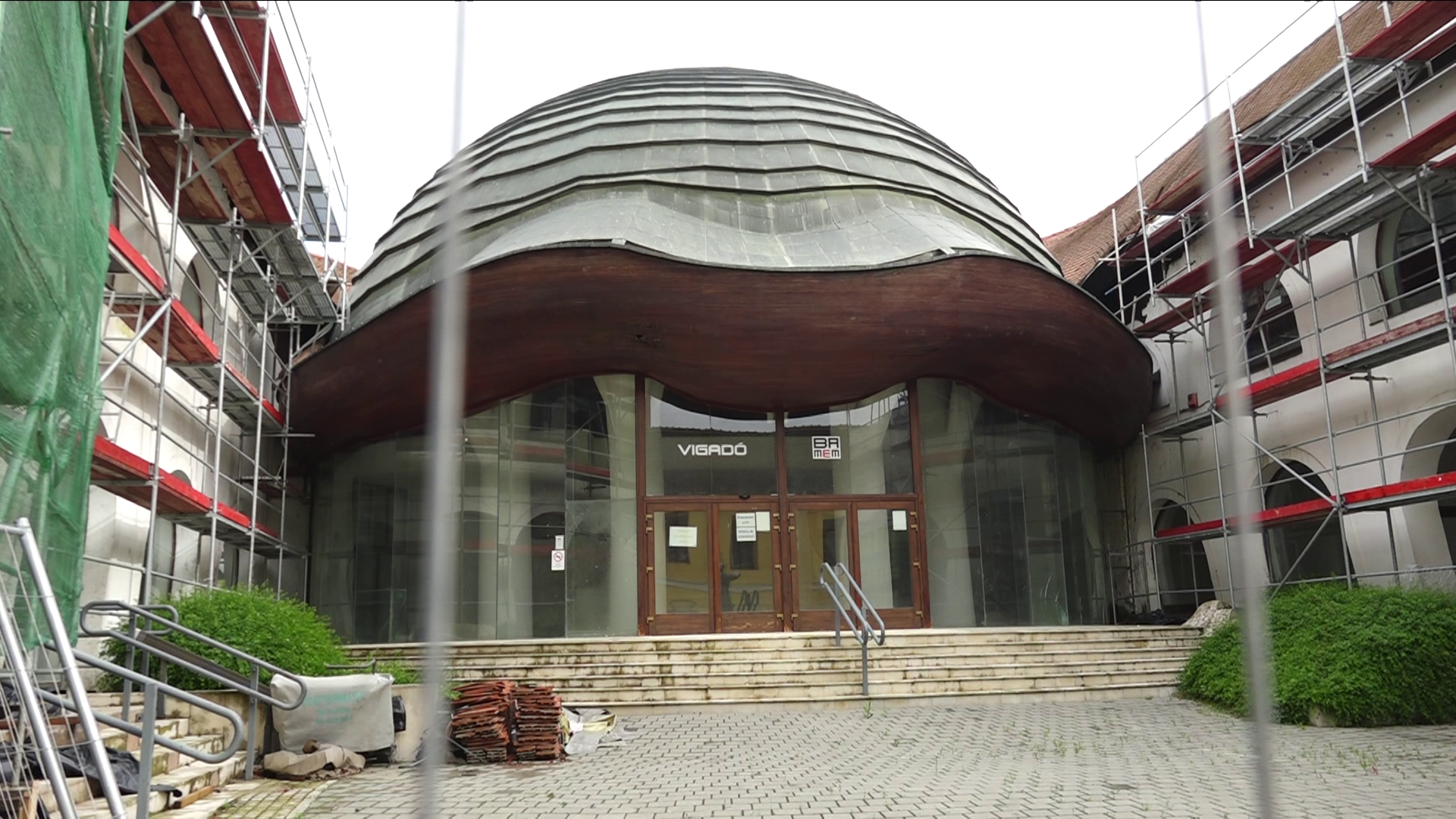 Szigetváron a kivitelező csődje miatt leállt a Vigadó felújítása + videó
