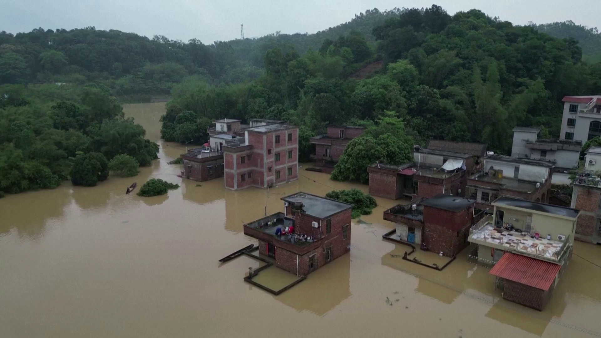 Heves esőzések és áradások pusztítanak Kínában + videó