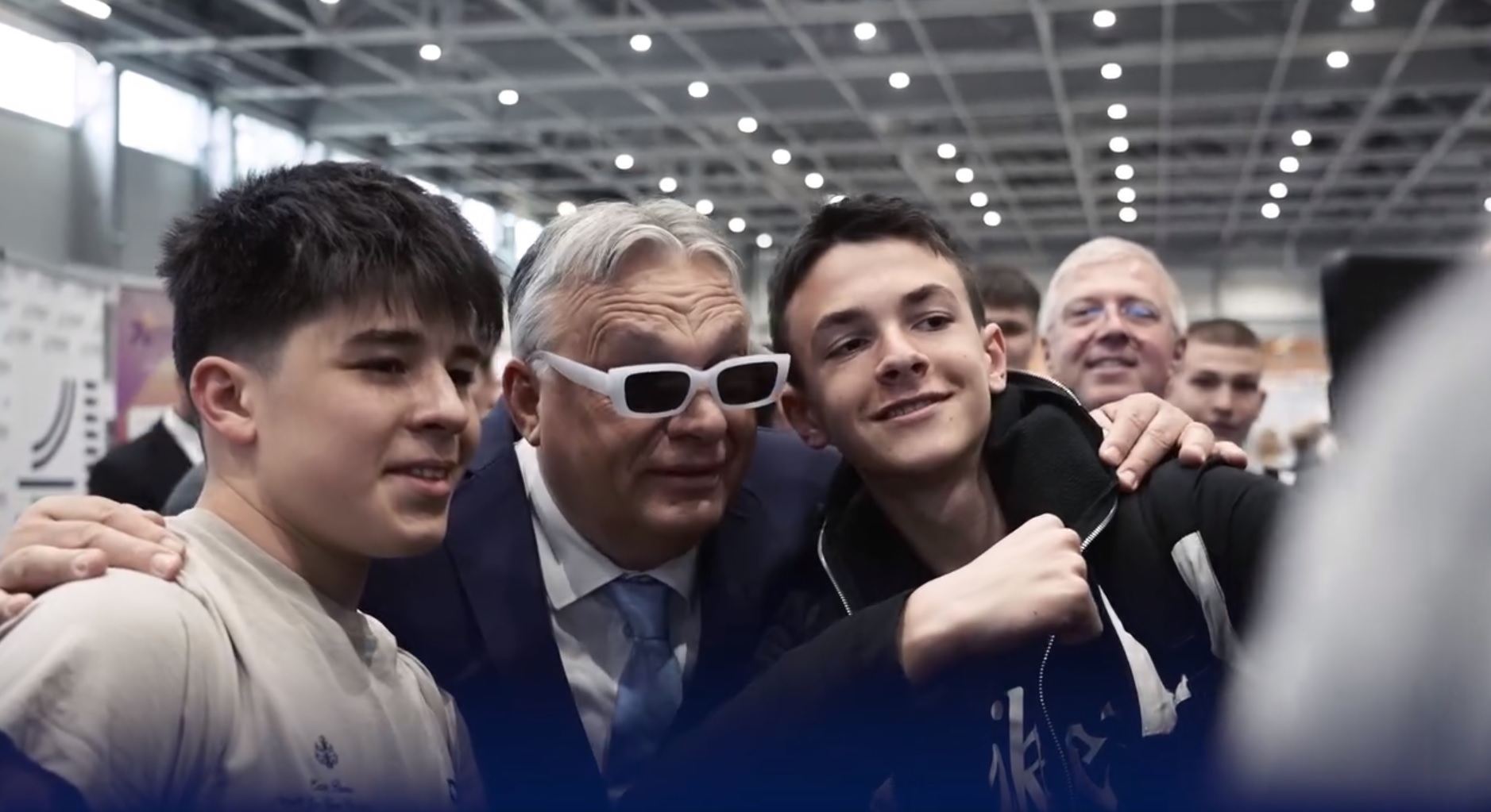 Orbán Viktor: Ha beindul a szelfigyár. Hajrá, fiatalok! + videó