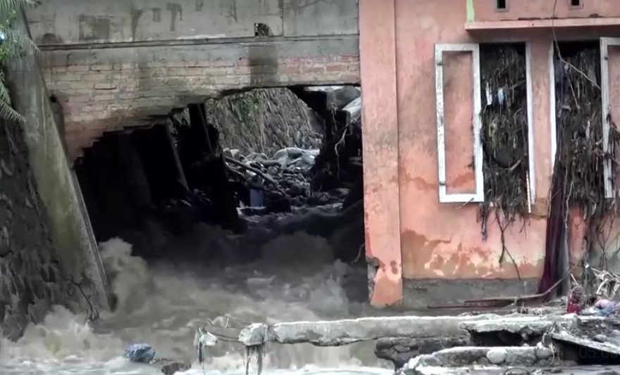 Videón a puszítás képei - újabb halottjai vannak a szörnyű természeti csapásnak